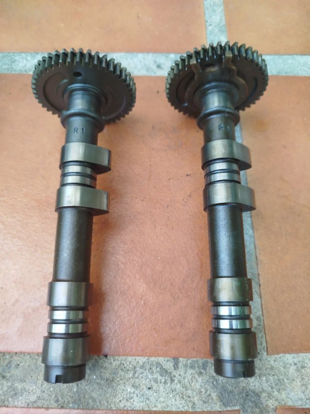 2Tapas culata Honda VFR 800 FI 2000 y arboles leva