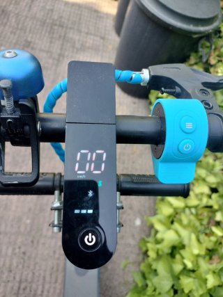 Patinete Eléctrico negro y azul