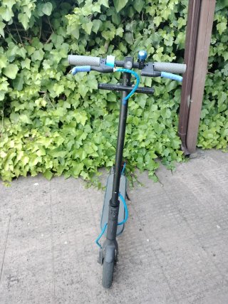 Patinete Eléctrico negro y azul