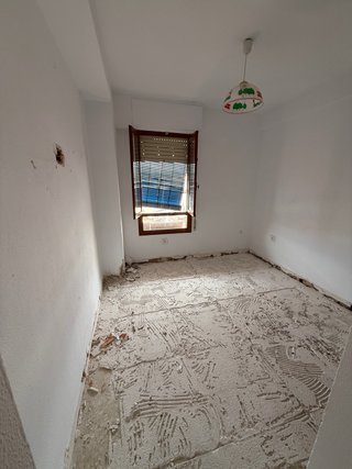 Busco albañil para trabajos en piso/ищу строителя