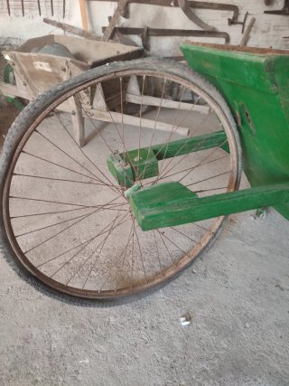 Carretilla antigua para abonar