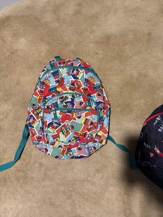 Mochila escolar con estampado de cómic marca Tous
