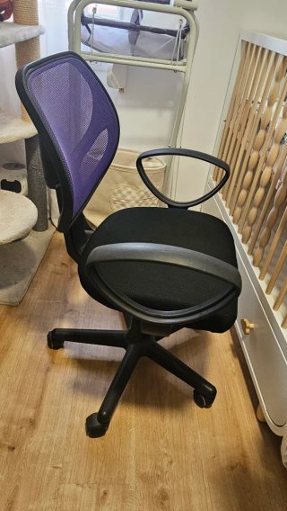 Silla de escritorio negra y morada