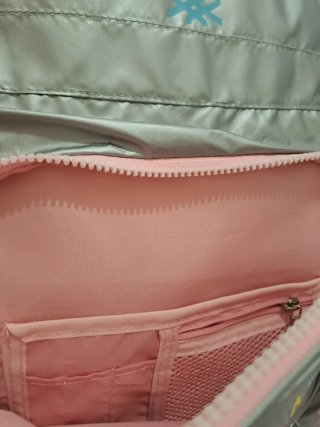 Mochila y escuche Benetton plateados.