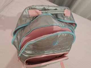 Mochila y escuche Benetton plateados.