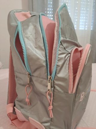 Mochila y escuche Benetton plateados.