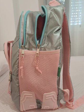 Mochila y escuche Benetton plateados.