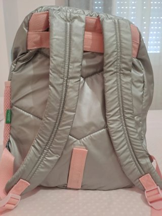 Mochila y escuche Benetton plateados.