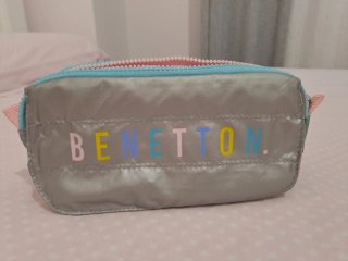 Mochila y escuche Benetton plateados.