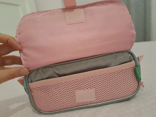 Mochila y escuche Benetton plateados.