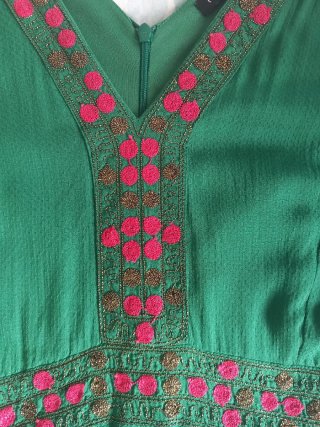 Vestido corto Tintoretto verde bordado.