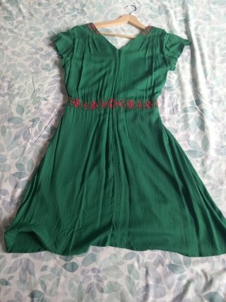 Vestido corto Tintoretto verde bordado.