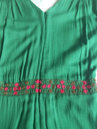 Vestido corto Tintoretto verde bordado.