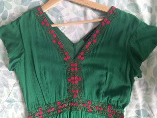 Vestido corto Tintoretto verde bordado.