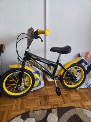 Bicicleta infantil negra y amarilla