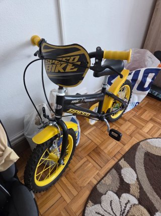 Bicicleta infantil negra y amarilla