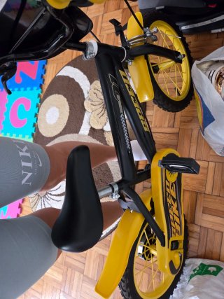 Bicicleta infantil negra y amarilla