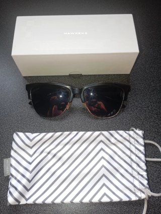 Gafas de sol Hawkers negras y doradas