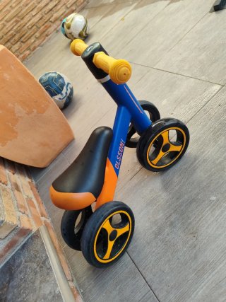 Bici sin pedales azul y naranja