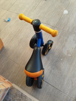 Bici sin pedales azul y naranja