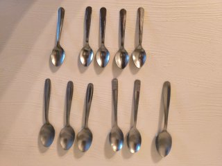 Set diverso de cubiertos metálicos plateados