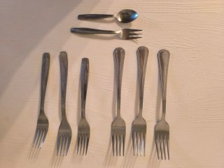 Set diverso de cubiertos metálicos plateados
