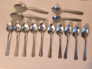 Set diverso de cubiertos metálicos plateados