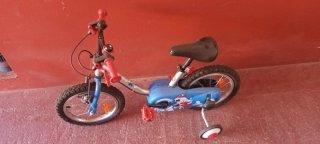 Bicicleta infantil azul con ruedines