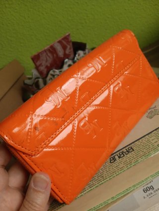 Cartera naranja brillante con relieve