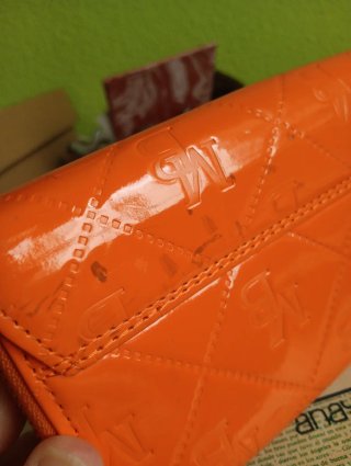 Cartera naranja brillante con relieve