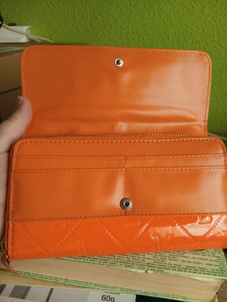 Cartera naranja brillante con relieve