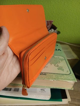 Cartera naranja brillante con relieve
