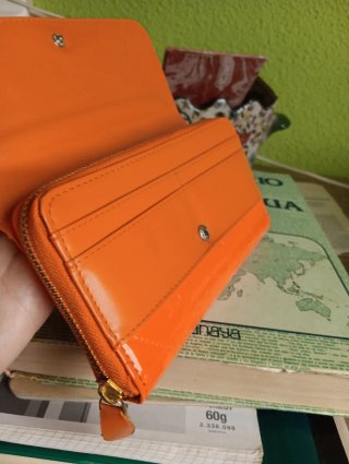 Cartera naranja brillante con relieve
