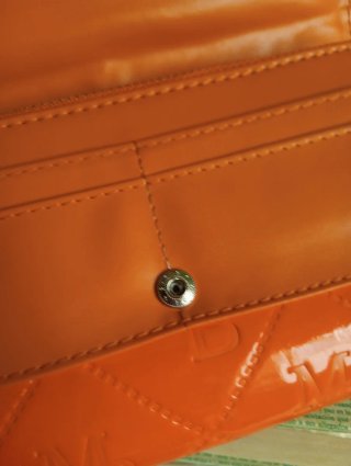 Cartera naranja brillante con relieve