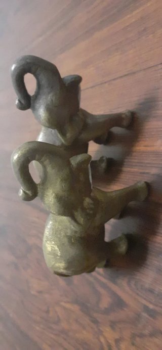 2 Figuras de bronce antiguas de elefantes.