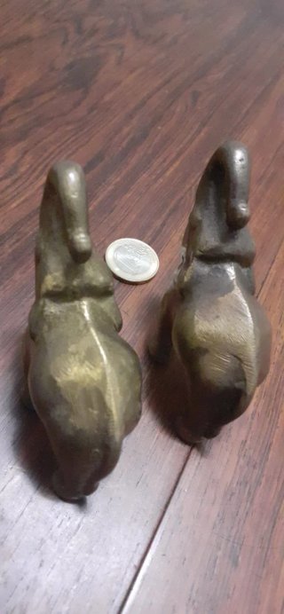 2 Figuras de bronce antiguas de elefantes.