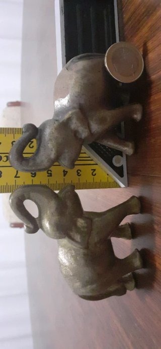 2 Figuras de bronce antiguas de elefantes.