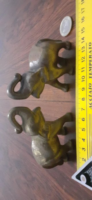 2 Figuras de bronce antiguas de elefantes.