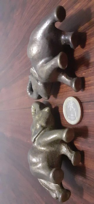 2 Figuras de bronce antiguas de elefantes.