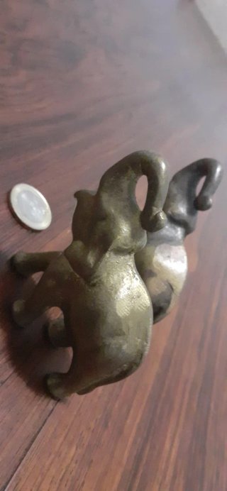 2 Figuras de bronce antiguas de elefantes.