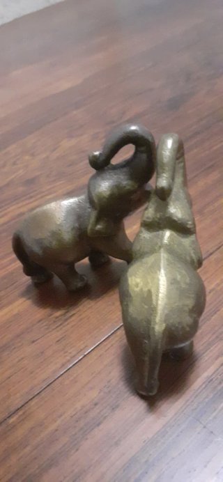 2 Figuras de bronce antiguas de elefantes.