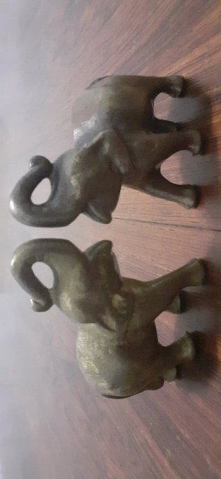 2 Figuras de bronce antiguas de elefantes.