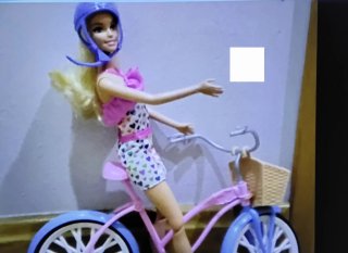 Bicicleta Barbie con casco y cesta