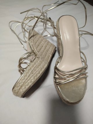 Sandalias doradas de cuña con tiras