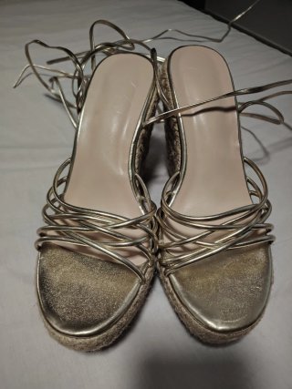 Sandalias doradas de cuña con tiras