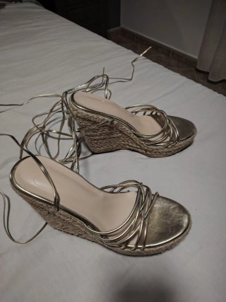 Sandalias doradas de cuña con tiras