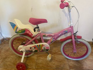 Bicicleta infantil rosa con ruedines