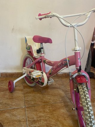 Bicicleta infantil rosa con ruedines