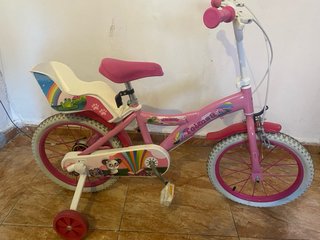 Bicicleta infantil rosa con ruedines