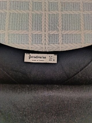 Top Stradivarius cuello barco negro XS